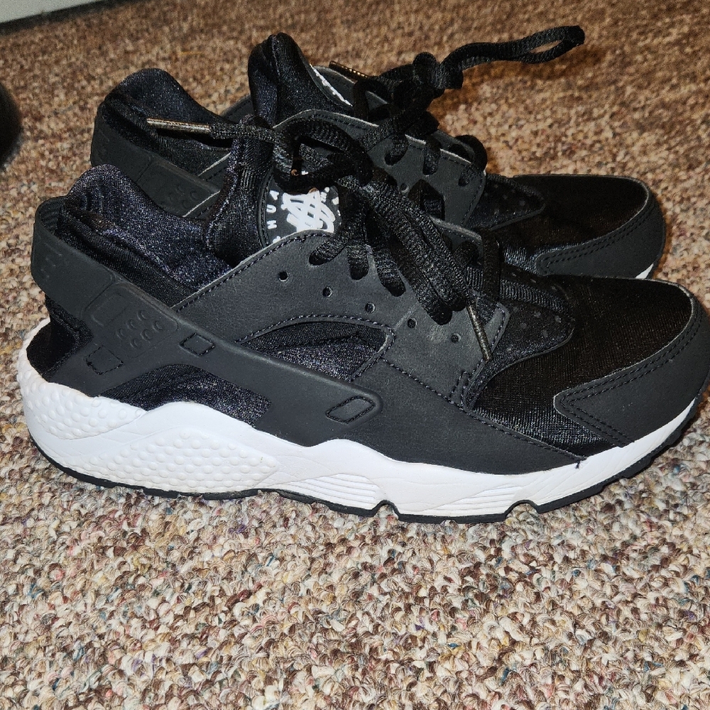 Nike AIR HUARACHE SZ 8.5 WOMANS